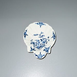 Early Worcester pickle dish in the form of a scallop shell, circa 1755