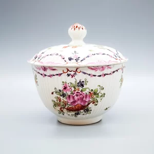 Lowestoft sucrier and cover with ribbed moulding, circa 1780