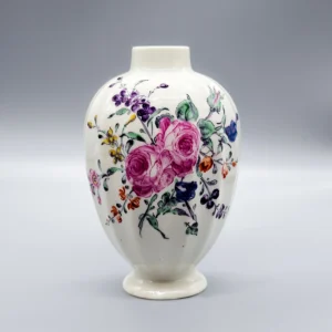 A Worcester fluted tea canister, circa 1765-68