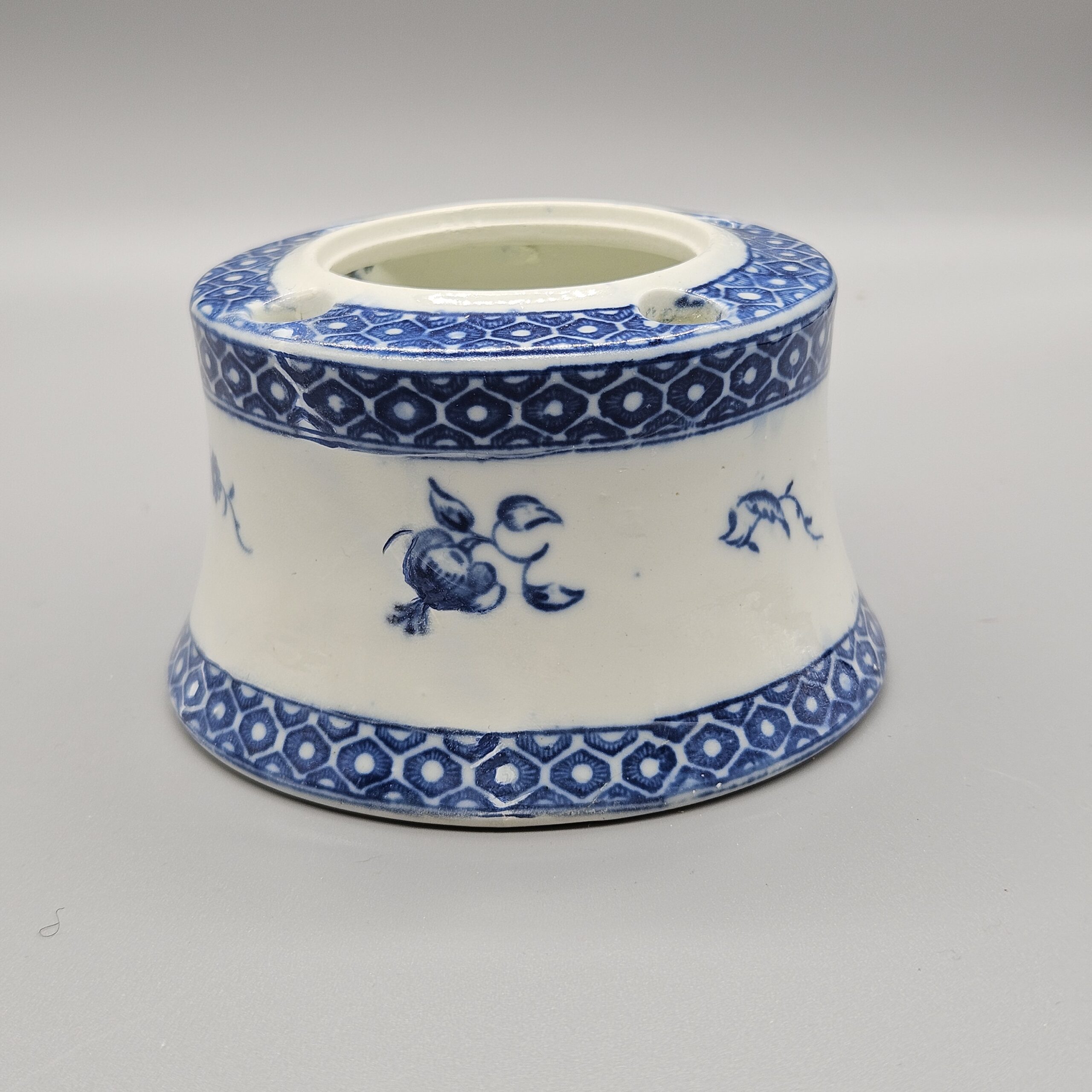 A rare Caughley inkwell and liner, circa 1775-80 - Jill Gosling Ceramics