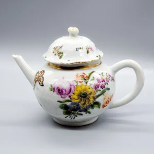 A Chinese teapot, circa 1750
