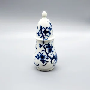 A fine Worcester dry mustard pot and cover, circa 1765-70